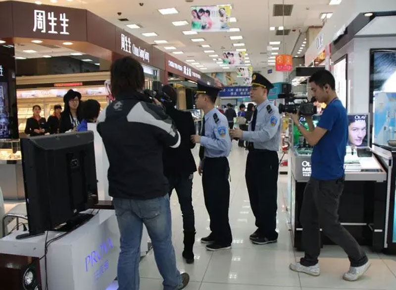 大型商场里保安主要是干什么的？